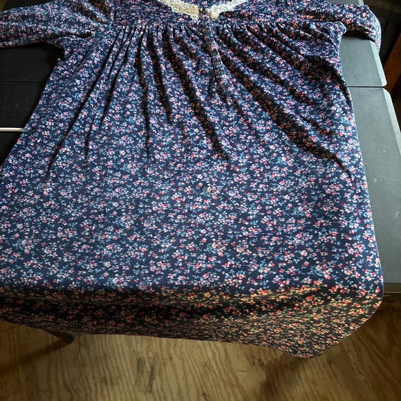 Very warm gown - Picture 1 of 1